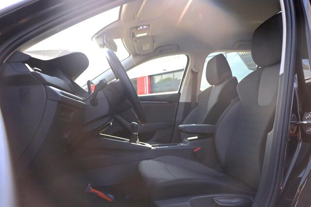 Skoda OCTAVIA Combi 1.5 TSI Edition Lichtmetalen velgen, digitaal dashboard, electronic climate controle , stoelverwarming, carplay, draadloos laden, ledkoplampen, parkeersensoren voor en achter