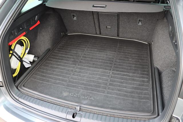 Skoda OCTAVIA Combi 1.4 TSI iV PHEV Sportline Business | Stoelverwarming voor- en achter | Stuurverwarming | Adaptive