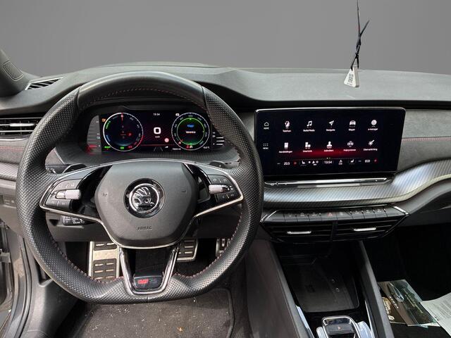 Skoda OCTAVIA 1.4 TSI 245pk DSG iV PHEV RS Business · Trekhaak inklapbaar · Head-Up Display · Canton Audio · Keyless · Stuur- & Stoelverwarming · Elek. Achterklep · Zwart Optiek ·