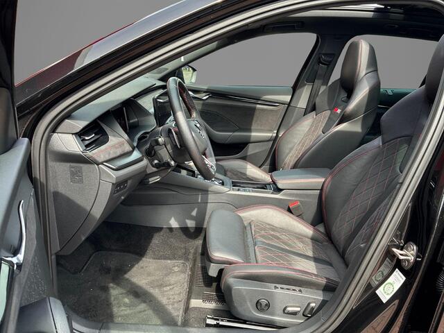 Skoda OCTAVIA Combi 1.4 TSI 245pk DSG RS iV PHEV Business · Panoramadak · Wegklapbare Trekhaak · Canton Audio · Stoel, Stuur en achterbankverwarming · Apple/Android Car Play · Elek. Voorstoelen · 18'' Inch ·