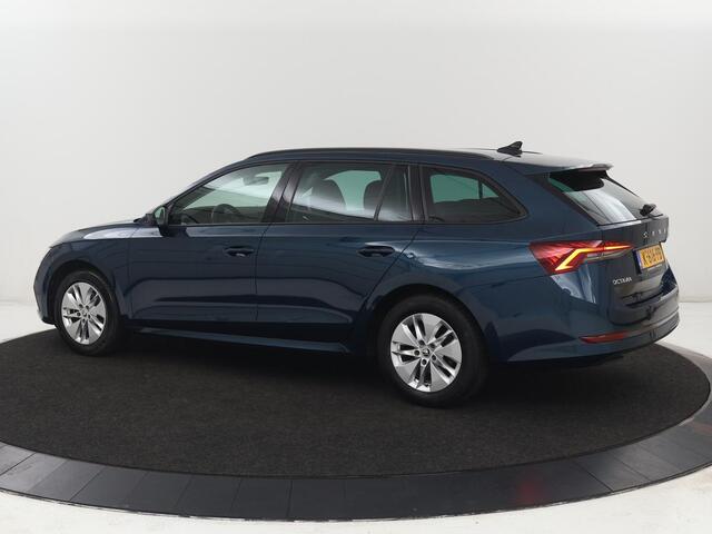 Skoda OCTAVIA 1.0 e-TSI Business Edition | Stoelverwarming | Carplay | Navigatie | Full LED | Digital Cockpit | Cruise control | Parkeerhulp | Climate control | Bluetooth | Getint glas