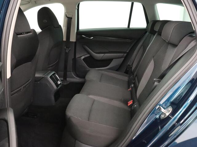 Skoda OCTAVIA 1.0 e-TSI Business Edition | Stoelverwarming | Carplay | Navigatie | Full LED | Digital Cockpit | Cruise control | Parkeerhulp | Climate control | Bluetooth | Getint glas