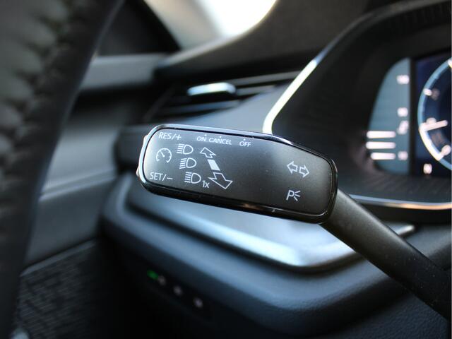 Skoda OCTAVIA Combi 1.0 e-TSI 110PK Automaat Business Edition /NAVI/17'LM/PDC/LED/Keyless/Lane assist/Trekhaak/DAB+/Cruise control/NAP! 1e eig!