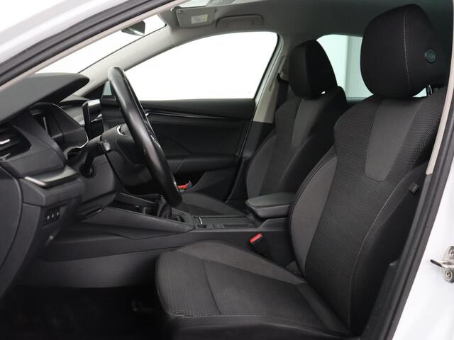 Skoda OCTAVIA 1.0 TSI Business Edition | Stoelverwarming | Trekhaak | Camera | Carplay | Navigatie | 17'' | Cruise control | DAB | Digital Cockpit | Parkeerhulp | Climate control