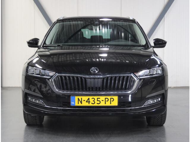 Skoda OCTAVIA Combi 110PK Edition Plus | 1ste eigenaar | AppleCarplay/AndroidAuto | Camera | Dodehoekdetectie | Stoelverwarming | Navigatie | 17"LMV | Climate Control | Cruise Control | Sfeerverlichting | Keyless | Isofix | Privacy Glass | Parkeersensoren | Electrische