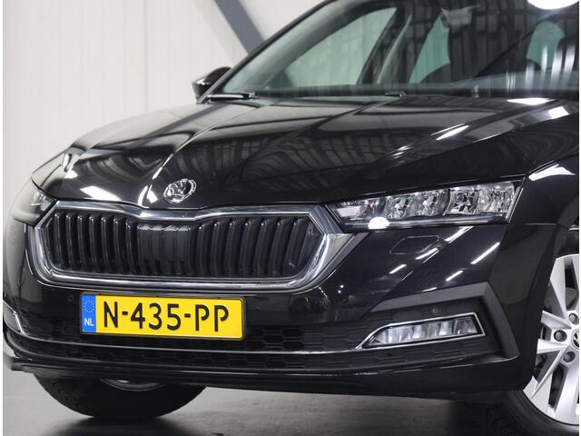 Skoda OCTAVIA Combi 110PK Edition Plus | 1ste eigenaar | AppleCarplay/AndroidAuto | Camera | Dodehoekdetectie | Stoelverwarming | Navigatie | 17"LMV | Climate Control | Cruise Control | Sfeerverlichting | Keyless | Isofix | Privacy Glass | Parkeersensoren | Electrische