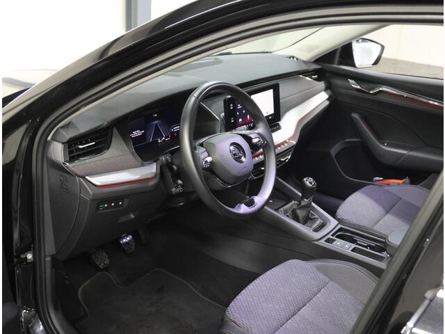 Skoda OCTAVIA Combi 110PK Edition Plus | 1ste eigenaar | AppleCarplay/AndroidAuto | Camera | Dodehoekdetectie | Stoelverwarming | Navigatie | 17"LMV | Climate Control | Cruise Control | Sfeerverlichting | Keyless | Isofix | Privacy Glass | Parkeersensoren | Electrische