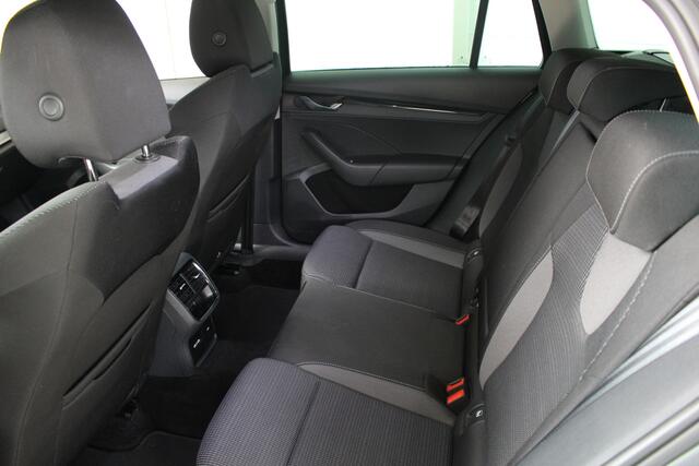 Skoda OCTAVIA Combi 1.5 e-TSI Business Edition Navigatie | Adaptieve Cruise Control | Parkeersensoren