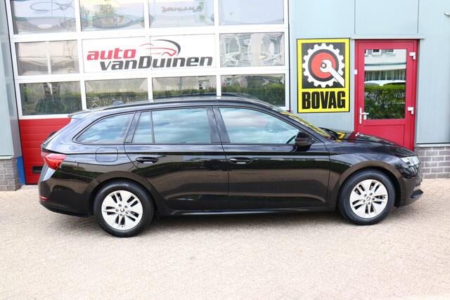 Skoda OCTAVIA Combi 1.0 e-TSI Sport Business O.a: Trekhaak, PDC, Clima, Navi, Cruise, Carplay, Etc. All-in prijs!