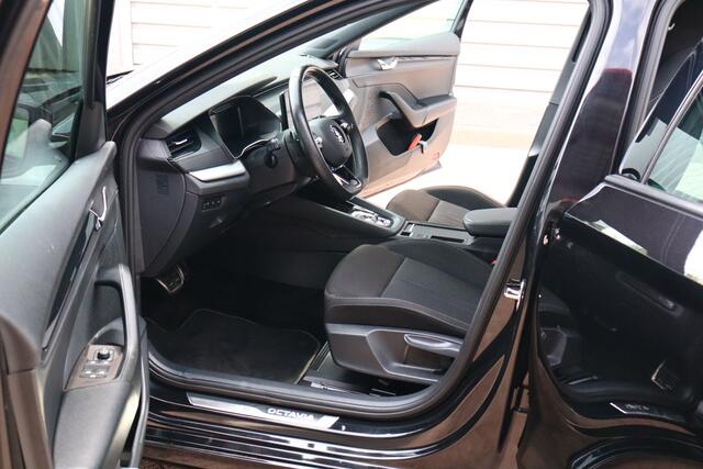 Skoda OCTAVIA Combi 1.0 e-TSI Sport Business O.a: Trekhaak, PDC, Clima, Navi, Cruise, Carplay, Etc. All-in prijs!