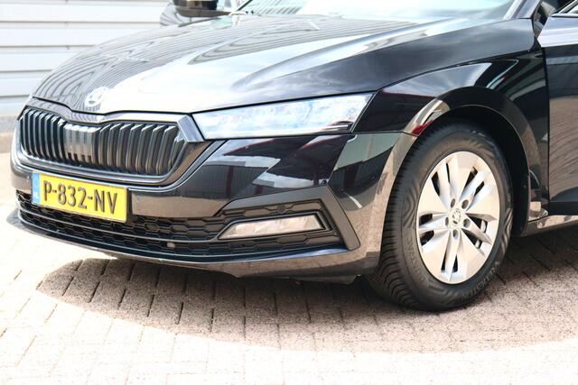 Skoda OCTAVIA Combi 1.0 e-TSI Sport Business O.a: Trekhaak, PDC, Clima, Navi, Cruise, Carplay, Etc. All-in prijs!
