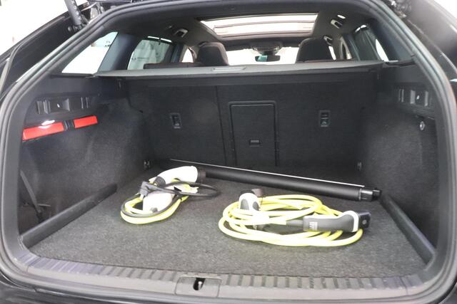 Skoda OCTAVIA Combi 1.4 TSI RS iV PHEV Business | Panoramadak | Camera | Adaptieve cruise | Sportstoelen | SoH 95,5% |