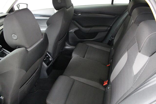 Skoda OCTAVIA Combi 1.0 TSI Business Edition Navigatie | Climate Control | Lichtemetalen velgen | Cruise Control