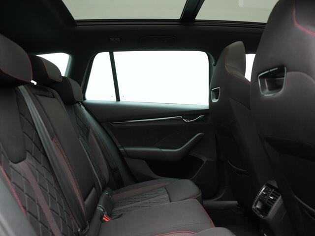 Skoda OCTAVIA Combi 1.4 TSI iV RS PHEV 245pk Dealer O.H. | Panodak | Adaptive Cruise | Camera | Sportstoelen Verwarmd | Sfeerverlichting | Apple Carplay | Crystal LED | Keyless | Navigatie | DAB | Virtual Cockpit | 19"L.M | Plug In Hybrid |