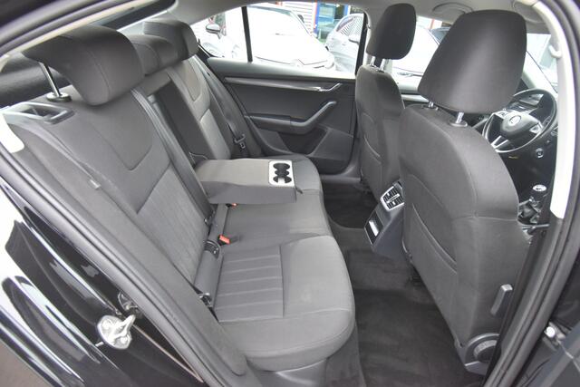 Skoda OCTAVIA 1.0 TSI Greentech Business Edition ,TREKHAAK , CLIMATR , CR CONTR , NAVI , LED KOPL , LMV18 ,