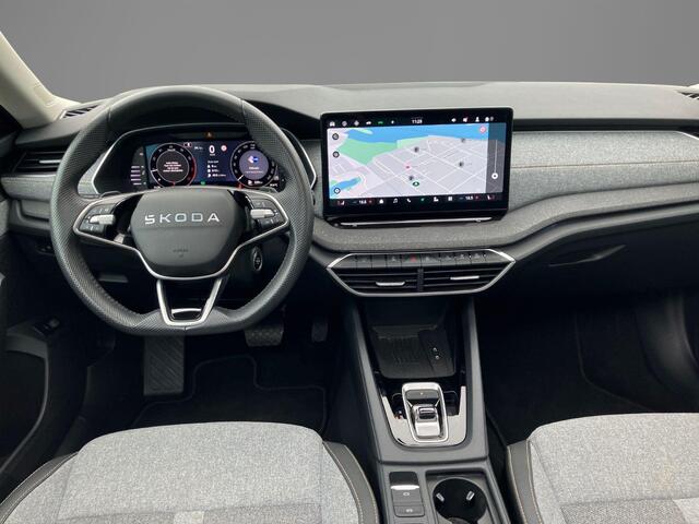 Skoda OCTAVIA Combi 1.5TSI/150PK MHEV FL Design DSG · Panoramadak · Camera + Parkeersensoren · Apple/Android Car Play · Garantie t/m 21-05-2029 of 60000km.