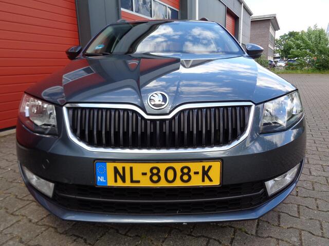 Skoda OCTAVIA Combi 1.0 TSI Greentech Ambition Business 116PK Clima Navi Cruise LMV 6-BAK Trekhaak 2E-Eigenaar NL-Auto