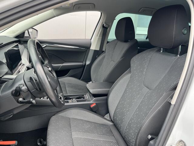 Skoda OCTAVIA Combi 1.4 TSI iV PHEV Business / AUTOMAAT/ ACC/ PARK.SENSOREN V+A/ CAMERA/ STOELVERWARMING/ KEYLESS/ ELEK.ACHTERKLEP/ DIGITAL DASH/ RIJ-MODI/ NAVI/ DAB/ CLIMA/ LED/ 18'' LMV