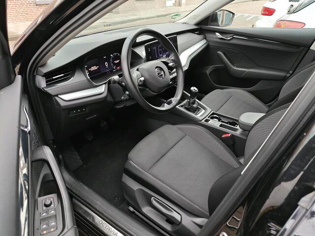 Skoda OCTAVIA Combi 1.0 TSI Ambition / Navigatie / App connect / Camera / Parkeersensoren V+A / Elektrische klep /
