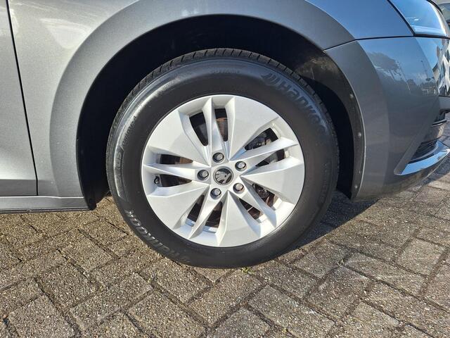 Skoda OCTAVIA Combi 1.0 TSI Business Edition LED / Navigatie / Parkeersensoren V+A / App-connect / Digital Cockpit HAL