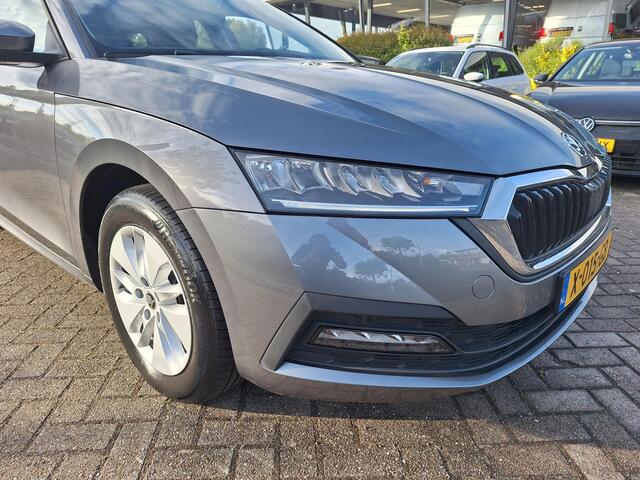 Skoda OCTAVIA Combi 1.0 TSI Business Edition LED / Navigatie / Parkeersensoren V+A / App-connect / Digital Cockpit HAL