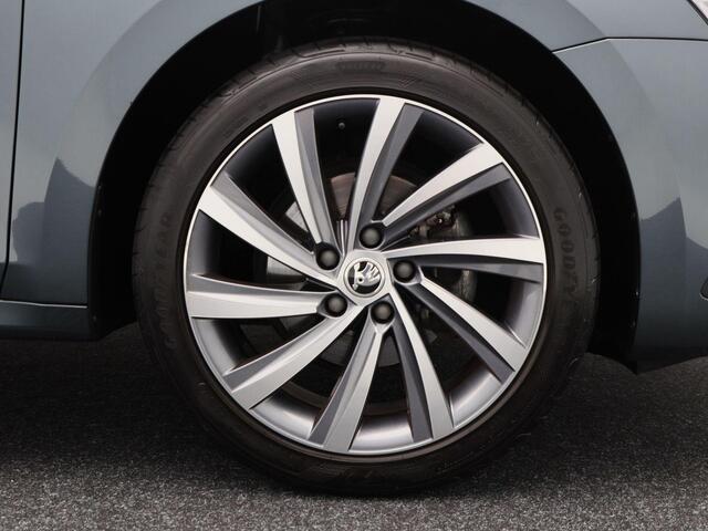 Skoda OCTAVIA Combi 1.5 e-TSi 150 Pk Automaat Business Edition Plus | Stoelverwarming | Camera | Adaptive Cruise | Trekhaak | CarPlay | 18 Inch | 93.399 Km !!