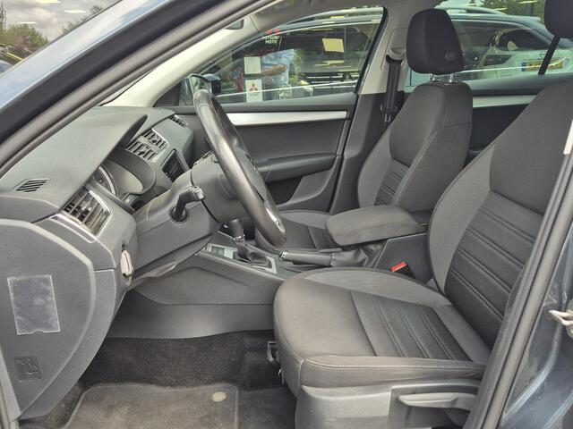 Skoda OCTAVIA Combi 1.5 TSI Greentech Business Edition Plus | Parkeersensoren | AppleCarplay/AndroidAuto | Trekhaak | Camera |
