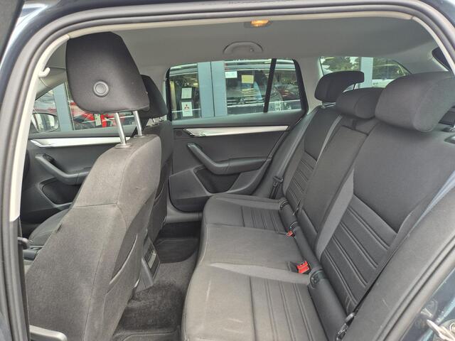 Skoda OCTAVIA Combi 1.5 TSI Greentech Business Edition Plus | Parkeersensoren | AppleCarplay/AndroidAuto | Trekhaak | Camera |