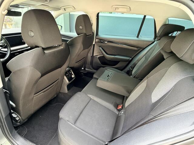 Skoda OCTAVIA Combi 1.5 e-TSI 150pk DSG Business Edition Climate Control Stoelverwarming Trekhaak 1500kg Trekgewicht! Apple Carplay Navigatie