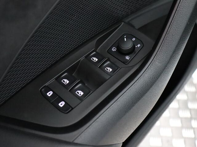 Skoda OCTAVIA Combi 1.4 TSI RS iV PHEV Business (Pano / Camera / Stoelverwarming / Matrix led / Keyless)