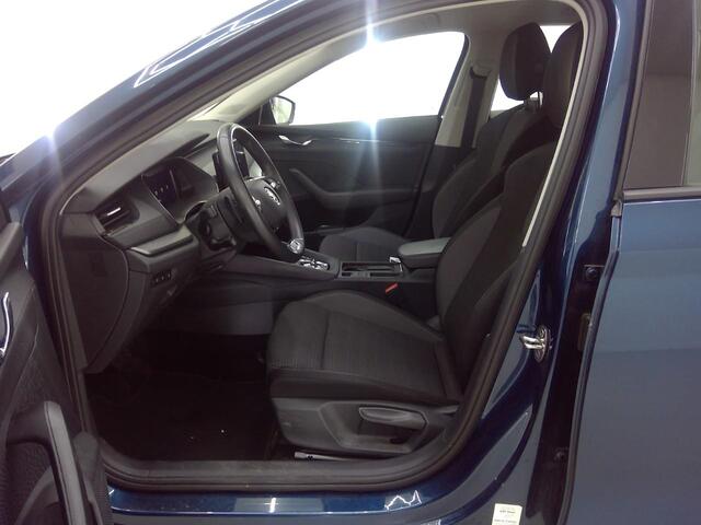 Skoda OCTAVIA Combi 1.0 e-TSi Ambition Mild Hybrid Automaat / Trekhaak / Stuurverwarming / Navigatie / Cruise Adaptive