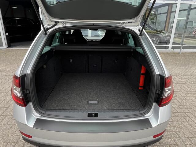 Skoda OCTAVIA Combi 1.0 TSI Greentech Sport Business | Apple Carplay / Android Auto | PDC achter | Dealeronderhouden auto van 1e eigenaar