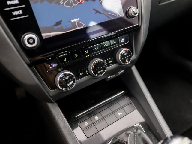Skoda OCTAVIA Combi 1.4 TSI Sport 150Pk Automaat (APPLE CARPLAY, GROOT NAVI, CLIMATE, STOELVERWARMING, SPORTSTOELEN, GETINT GLAS, PARKEERSENSOREN, CRUISE, NIEUWSTAAT)