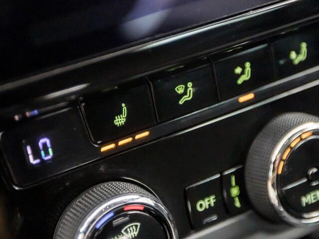 Skoda OCTAVIA Combi 1.4 TSI Sport 150Pk Automaat (APPLE CARPLAY, GROOT NAVI, CLIMATE, STOELVERWARMING, SPORTSTOELEN, GETINT GLAS, PARKEERSENSOREN, CRUISE, NIEUWSTAAT)