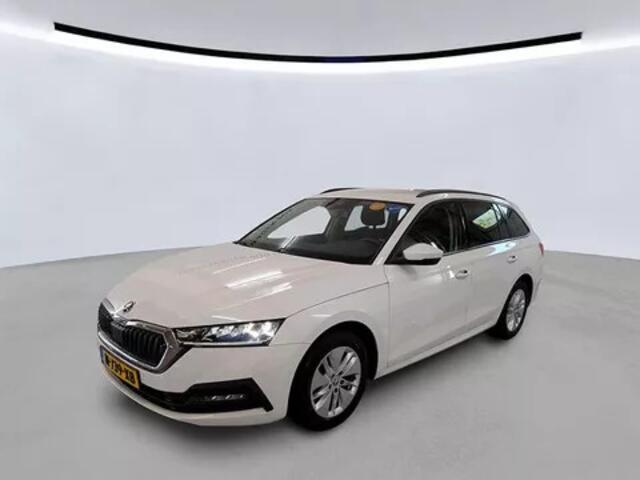 Skoda OCTAVIA Combi 1.5 e-TSI Business Edition Trekhaak | Cruise | LED | Privacyglas | LMV 16"| NL auto | 1e eig.