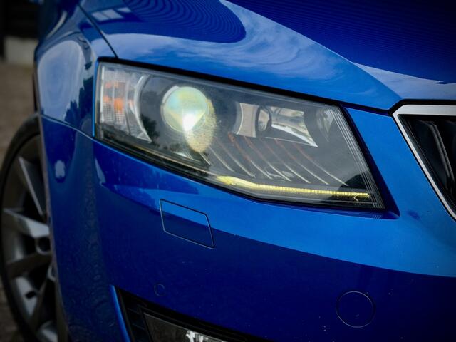 Skoda OCTAVIA Combi 2.0 TDI 150PK! AUT|PANO|CAMERA|CARPLAY|KEYLESS|DCC|LEER