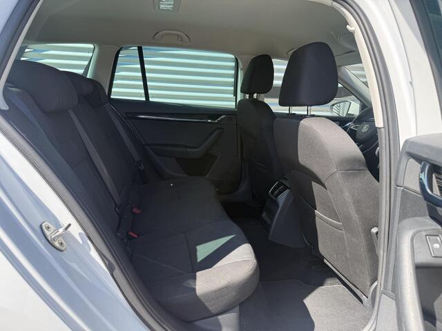Skoda OCTAVIA Combi 1.4 TSI Greentech Style Business 1e Eigenaar|Trekhaak|Cruise|Carplay|Stoelverw|PDC V+A|Navi|Clima|APK tot 03-2027
