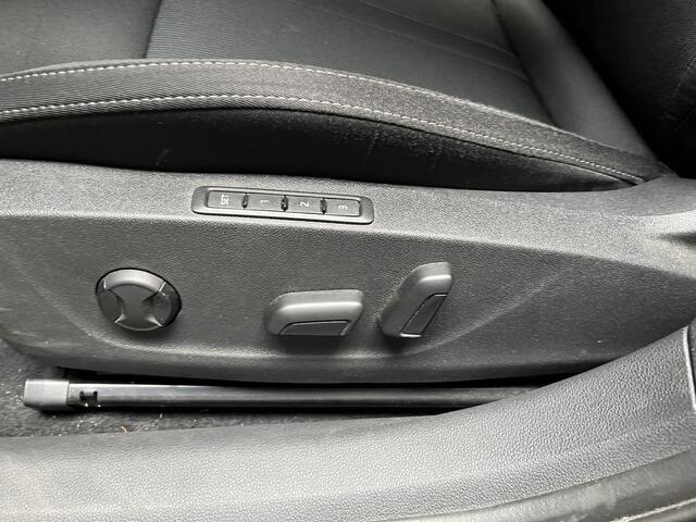 Skoda OCTAVIA Combi 1.4 TSI iV PHEV Sportline / AUTOMAAT/ PANO/ PARK.SENSOR.V+A/ CAMERA/ SMARTLINK/ ACC/ STOELVERWARM./ MEMORY SEAT/ DODEHOEK/ ELEK.ACHTERKLEP/ CANTON AUDIO/ RIJ-MODI/ DIGITAL DASH/ NAVI/ DAB/ CLIMA/ LED/ 18'' LMV