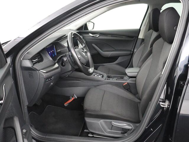 Skoda OCTAVIA Combi 1.0 e-TSI Business Edition | Cruise control | Park assist | Carplay | LED | Cruise control | Park assist | Carplay | Full LED | Climate control | Virtual Dashboard | DAB | Getint glas