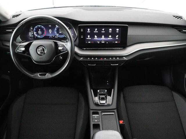 Skoda OCTAVIA Combi 1.0 e-TSI Business Edition | Cruise control | Park assist | Carplay | LED | Cruise control | Park assist | Carplay | Full LED | Climate control | Virtual Dashboard | DAB | Getint glas