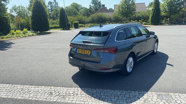 Skoda OCTAVIA Combi 1.0 e-TSI Business Edition DSG / Navigatie / Cruise Control / Trekhaak
