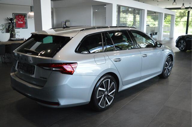 Skoda OCTAVIA Combi 1.5 TSI MHEV Sportline navi camera trekhaak 18 inch !!