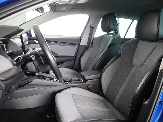 Skoda OCTAVIA Combi FL First Edition 1.5 TSI m-HEV 85 kW / 115 pk Combi 7 versn. DSG | Advance pakket | Achteruitrij camera | All weather banden |