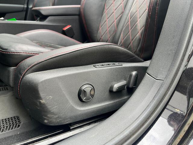 Skoda OCTAVIA Combi 1.4 TSI 245pk DSG RS iV PHEV Business · Panoramadak · Camera · Wegklapbare Trekhaak · Stoelverwarming voor+achter · 19'' Inch ·