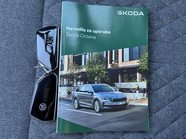 Skoda OCTAVIA Combi 1.5 TSI MHEV Sportline / Fabrieksgarantie t/m 12-2026 / Adaptieve Cruise Control / Navigatie / Apple Carplay/Android Auto / Achteruitrijcamera / Stoelverwarming / Sportstoelen / Elektrische achterklep /