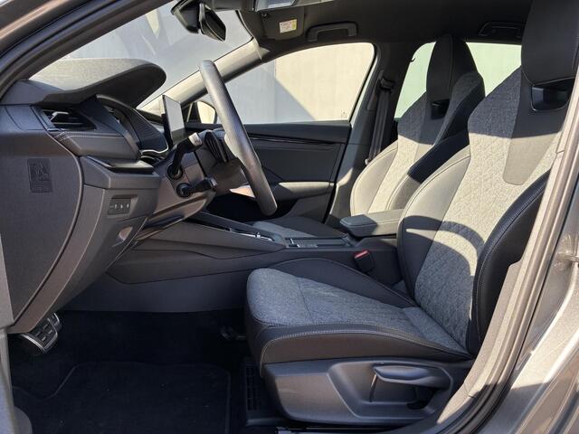 Skoda OCTAVIA Combi 1.5 TSI MHEV Sportline / Fabrieksgarantie t/m 12-2026 / Adaptieve Cruise Control / Navigatie / Apple Carplay/Android Auto / Achteruitrijcamera / Stoelverwarming / Sportstoelen / Elektrische achterklep /