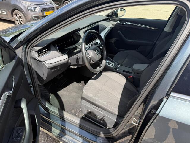 Skoda OCTAVIA Combi 1.5 e-TSI Business Edition Plus | Stoelverwarming | Head-Up Display | Memory Seat | Keyless | Navigatie | Parkeersensoren | Cruise Control | Apple Carplay | Camera | Ambiance Verlichting |