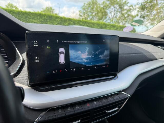 Skoda OCTAVIA Combi 1.5 e-TSI Business Edition Plus | Stoelverwarming | Head-Up Display | Memory Seat | Keyless | Navigatie | Parkeersensoren | Cruise Control | Apple Carplay | Camera | Ambiance Verlichting |