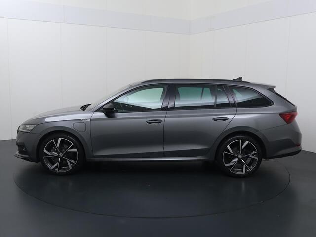 Skoda OCTAVIA Combi 1.4 TSI iV PHEV Sportline Business | 204 PK | SoH 100% | Adaptive Cruise Control | Achteruitrijcamera | Head-up display | Keyless Entry | Stoelverwarming |