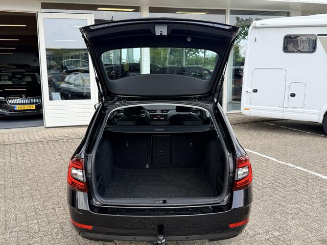 Skoda OCTAVIA Combi 1.5 TSI Style 150pk DSG | Trekhaak | Apple/Android | Adapt. Cruise | Stoelverwarming | PDC | ECC